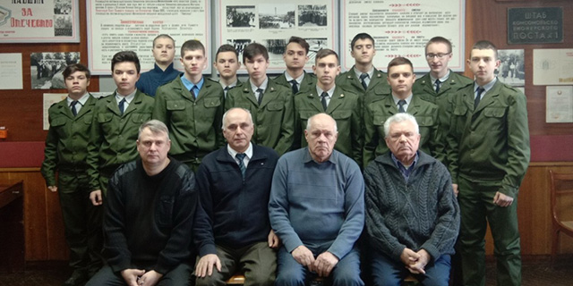 В государственном учреждении образования «Средняя школа  4 г. Могилева» месячник по военно-патриотическому воспитанию начался уже 25 января 2019 года с несения Вахты Памяти почетным караулом на Почетном Посту Памяти павших за Отечество г. Могилева. Учащиеся 9-11 классов почтили память погибших в годы Великой отечественной войны.